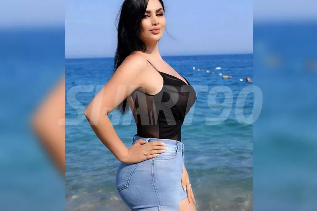دنیا جهانبخت در کنار ساحل